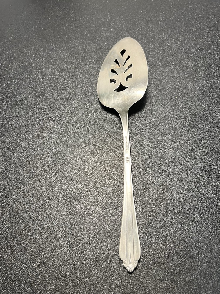 WM Rogers International Silver 1950s Silverplate Pierced Cake Pie Server, 9.5”