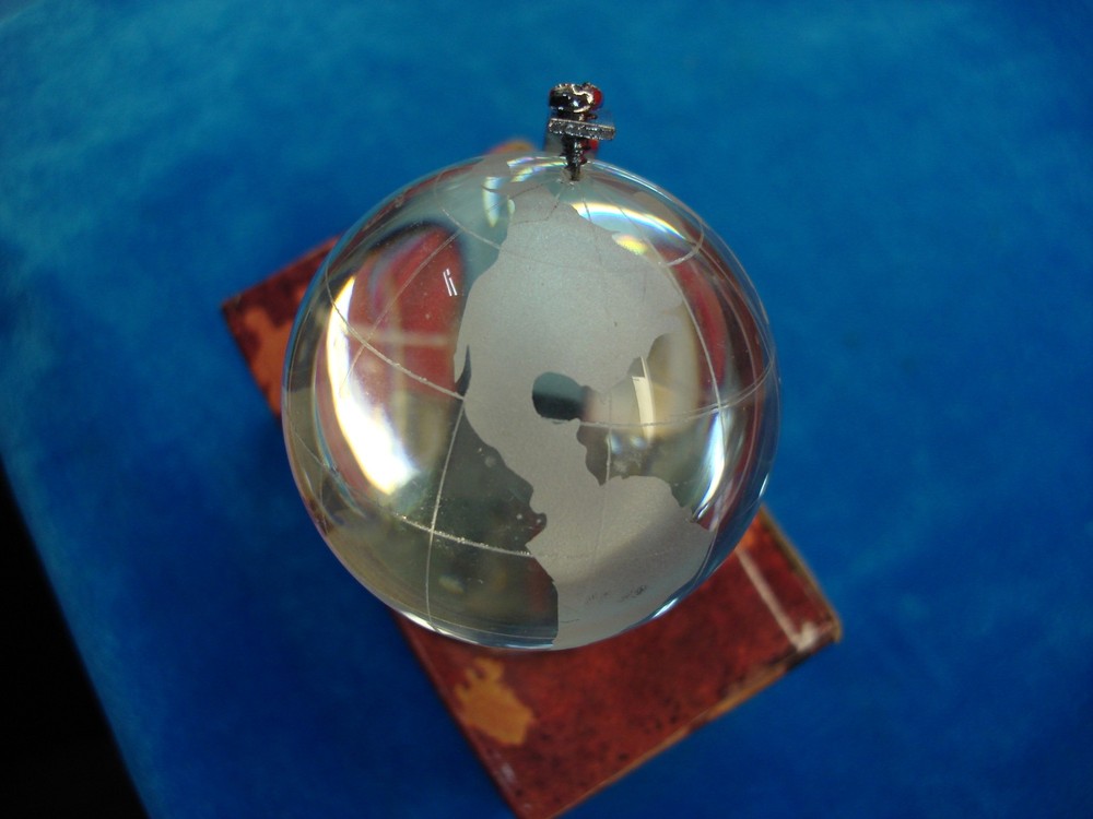 CRYSTAL GLASS GLOBE - NEW IN PKG. -