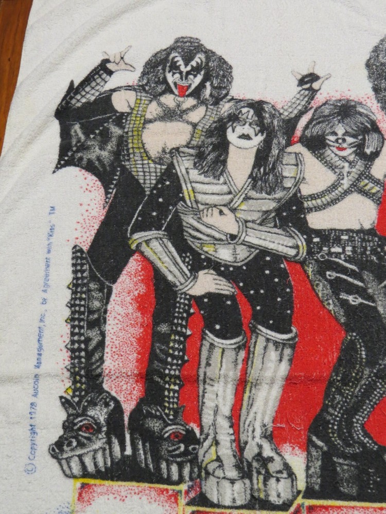 KISS ON CUBES TOWEL 1977 OFFICIAL AUCOIN BEAUTIFUL!