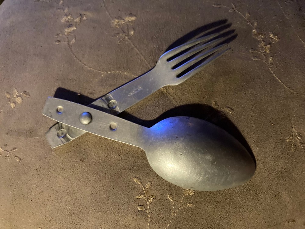 LARGE ENGRAVED TEN INCH FOLDING MESS KIT