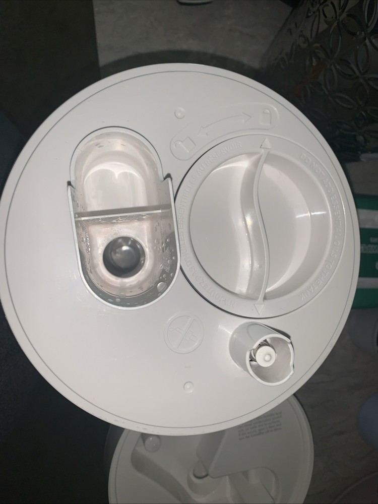 Vicks FilterFree Plus Cool Mist Plus Humidifier (VUL565), Medium Room...