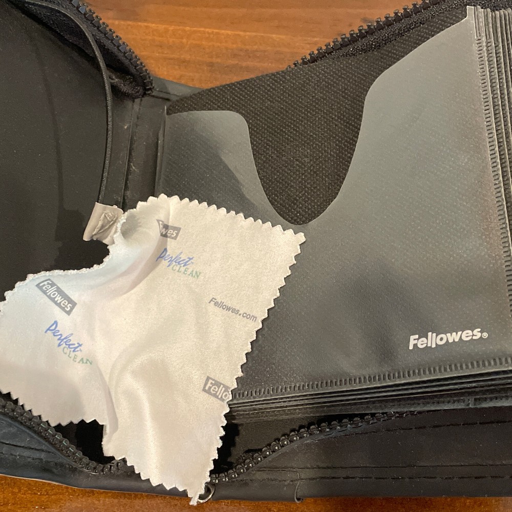 Fellowes CD Case Zips Holds 32 CDs Games Discs Snap Button Strap Black