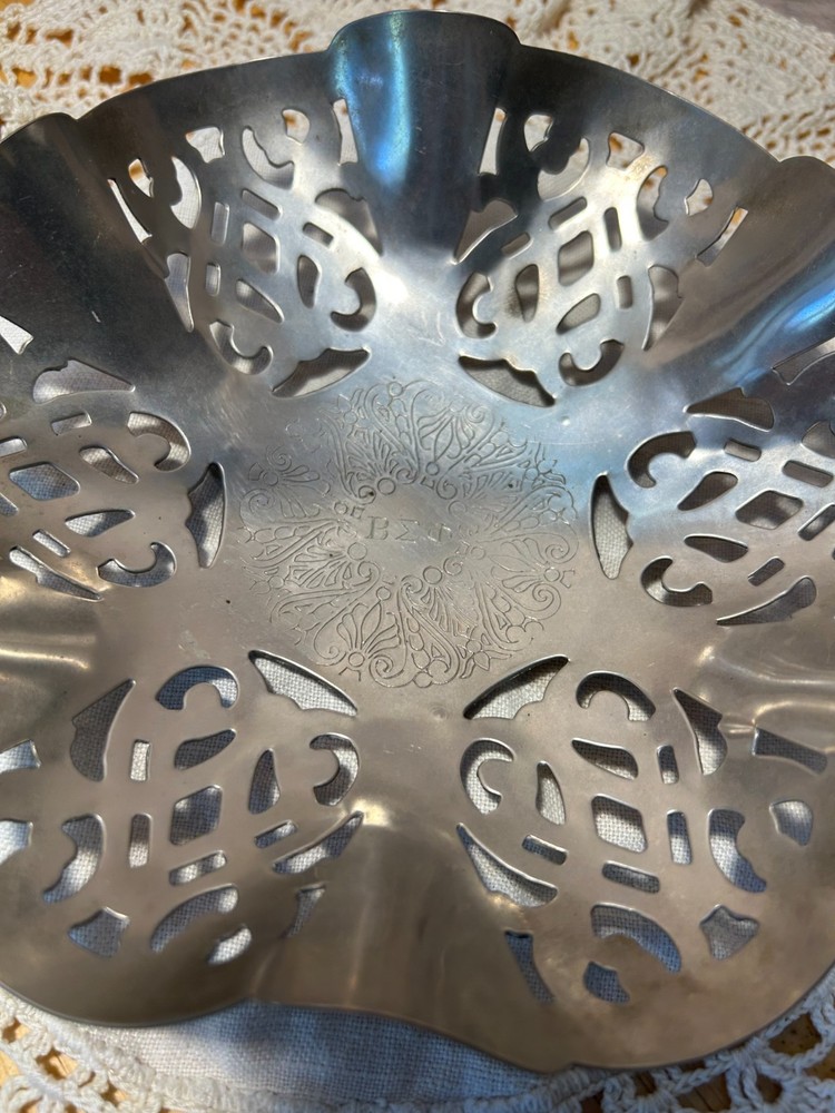 LOVELACE CANDY DISH HINGED HANDLE SILVER PLATE