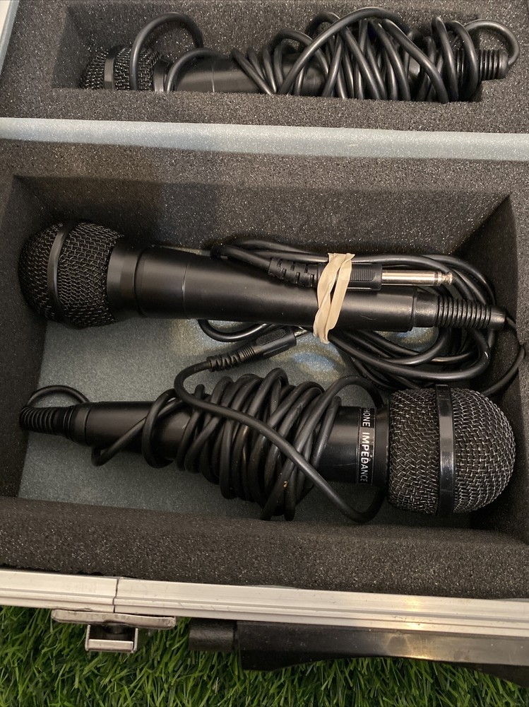 4 Microphones Great For Karaoke All 4 Plus Case Included Nice Working