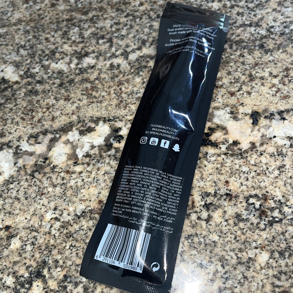 HUDA BEAUTY ~ FACE CONCEAL & BLEND COMPLEXION BRUSH