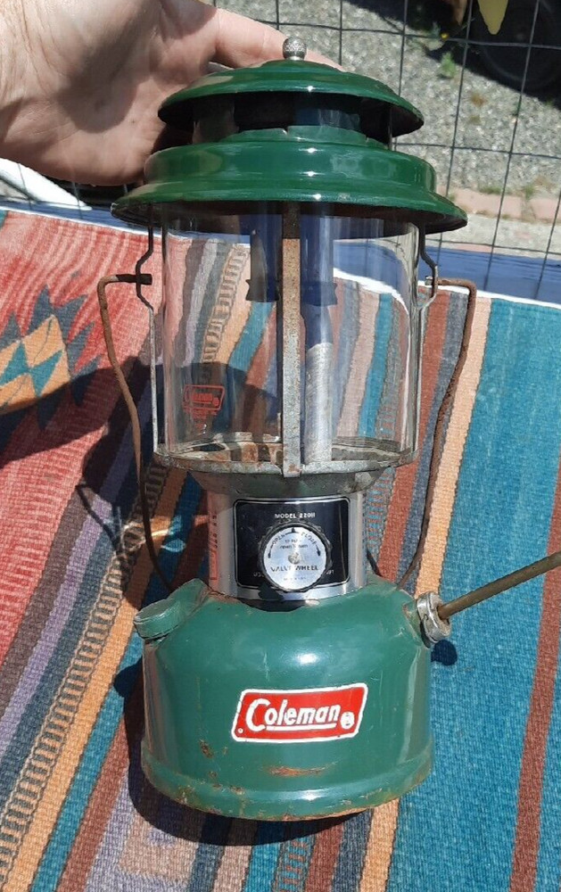Vintage 1975 Coleman Model 220H Two Mantle Lantern