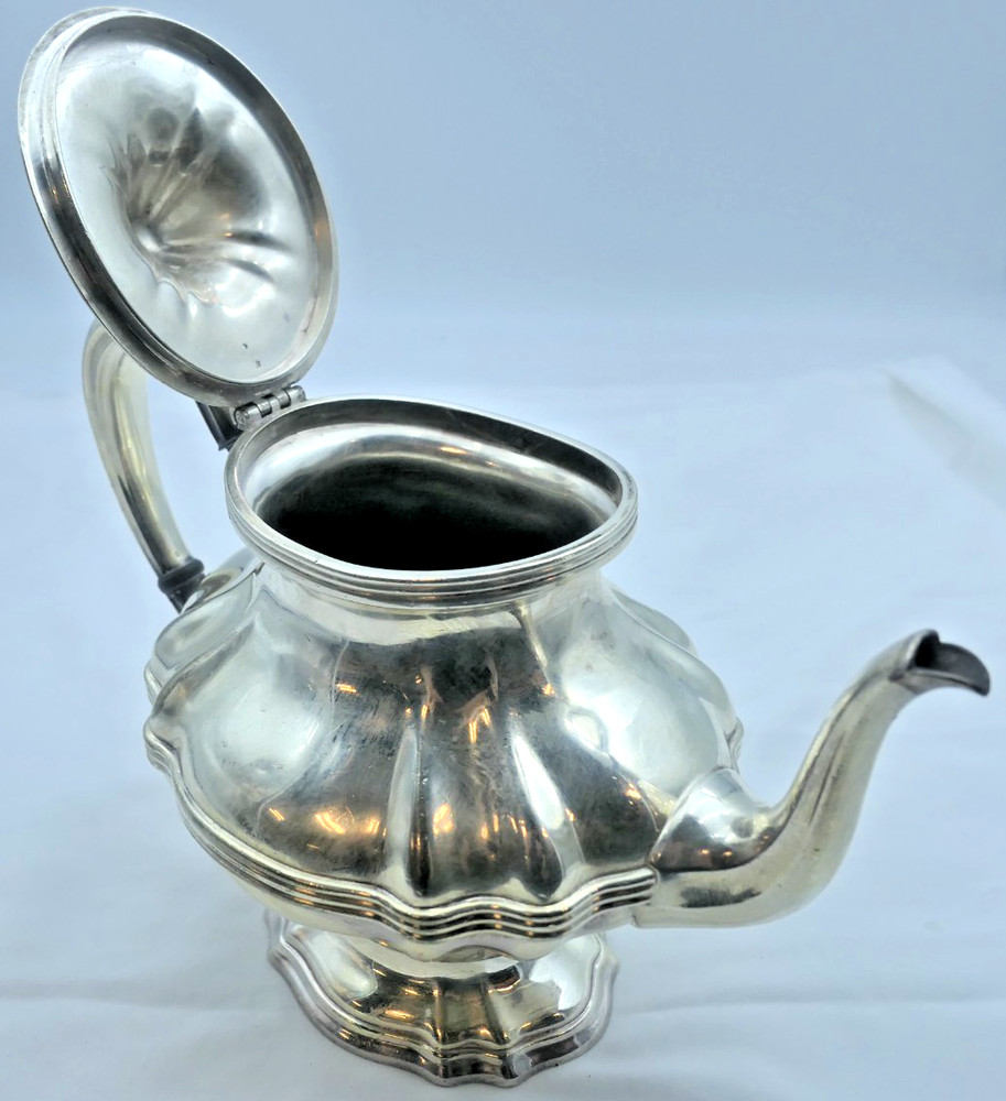 Mid-Century Silver Plate Teapot – Elegant Vintage Serveware