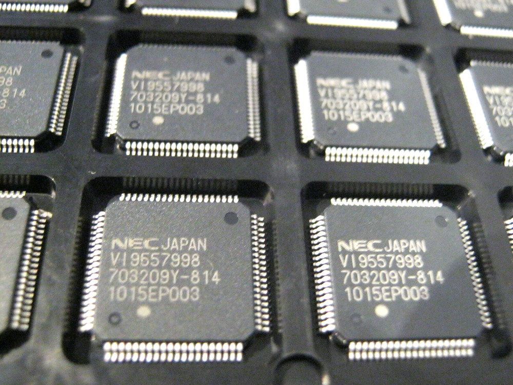 UPD703209YGK-814 9EU-A, NEC / RENESAS, 32-Bit, Microcontroller 80-pin, 2 Pack