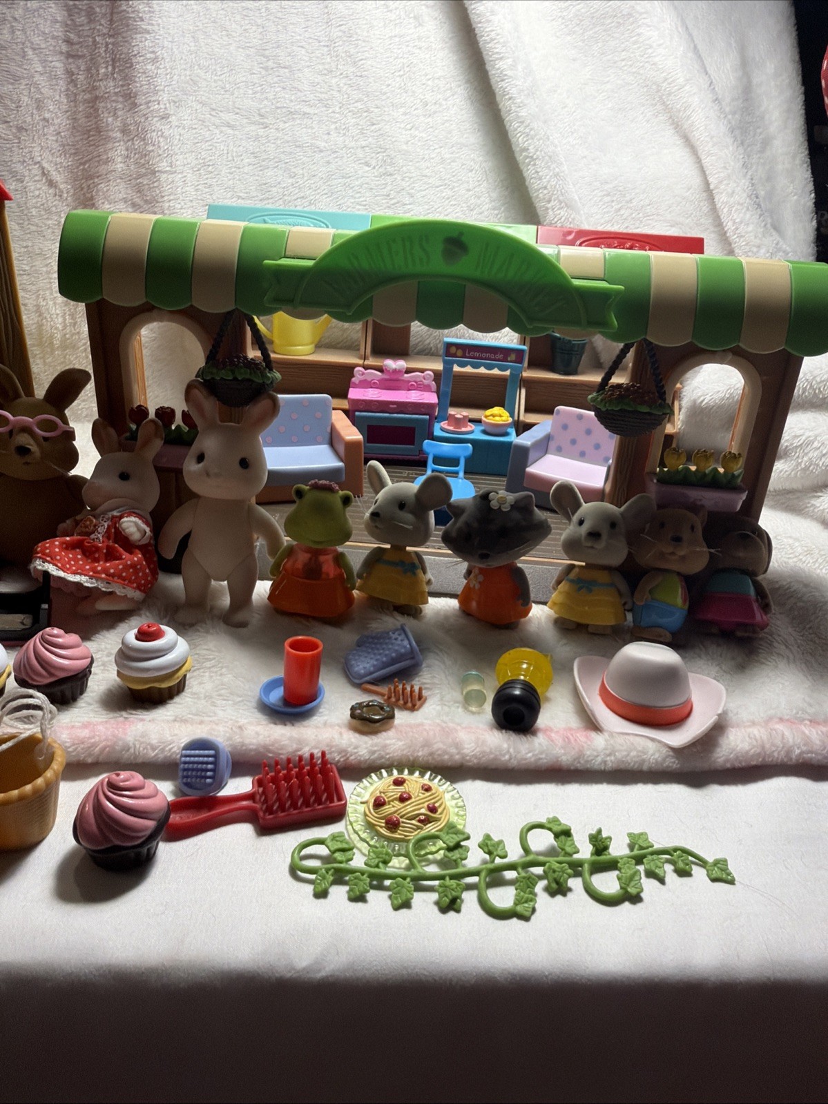 Woodzeez House & Farm Stand W 13 Figures and Lots of Accessories for Family Fun