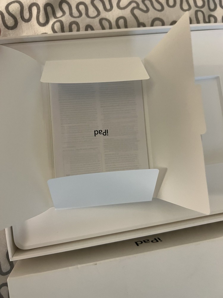 Ipad 2 WiFi 32GB White (BOX ONLY) EMPTY WITH PAPERS