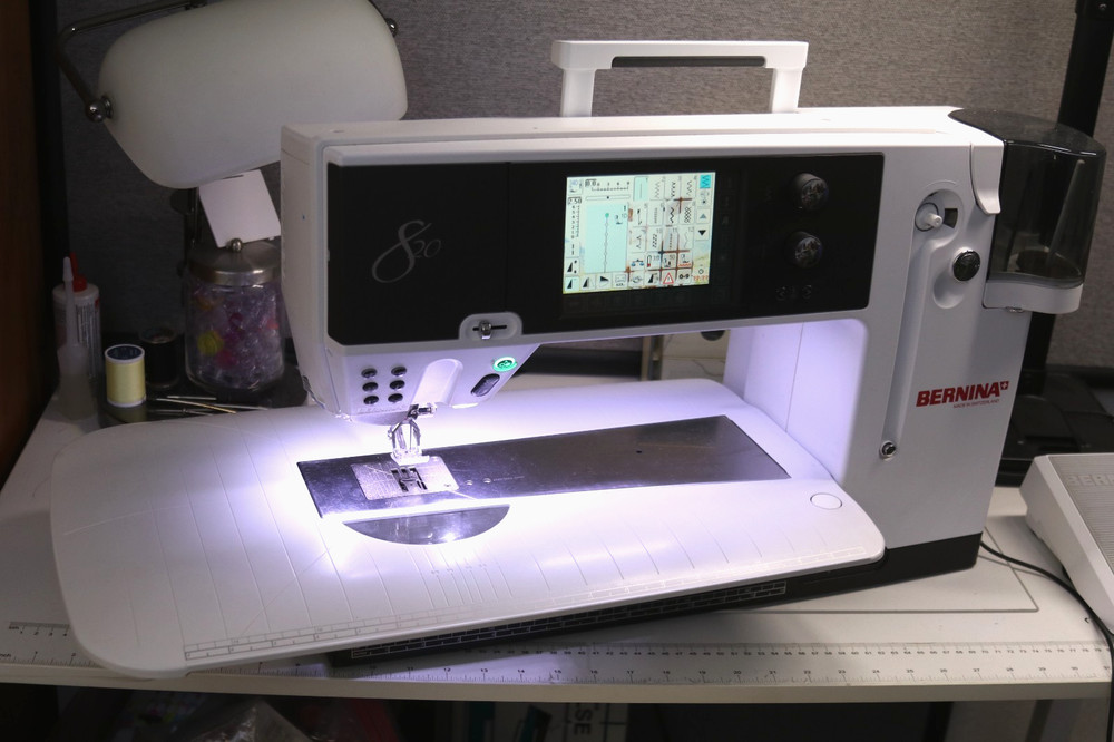 Bernina 820 Computerized Sewing Machine with Accessories!!