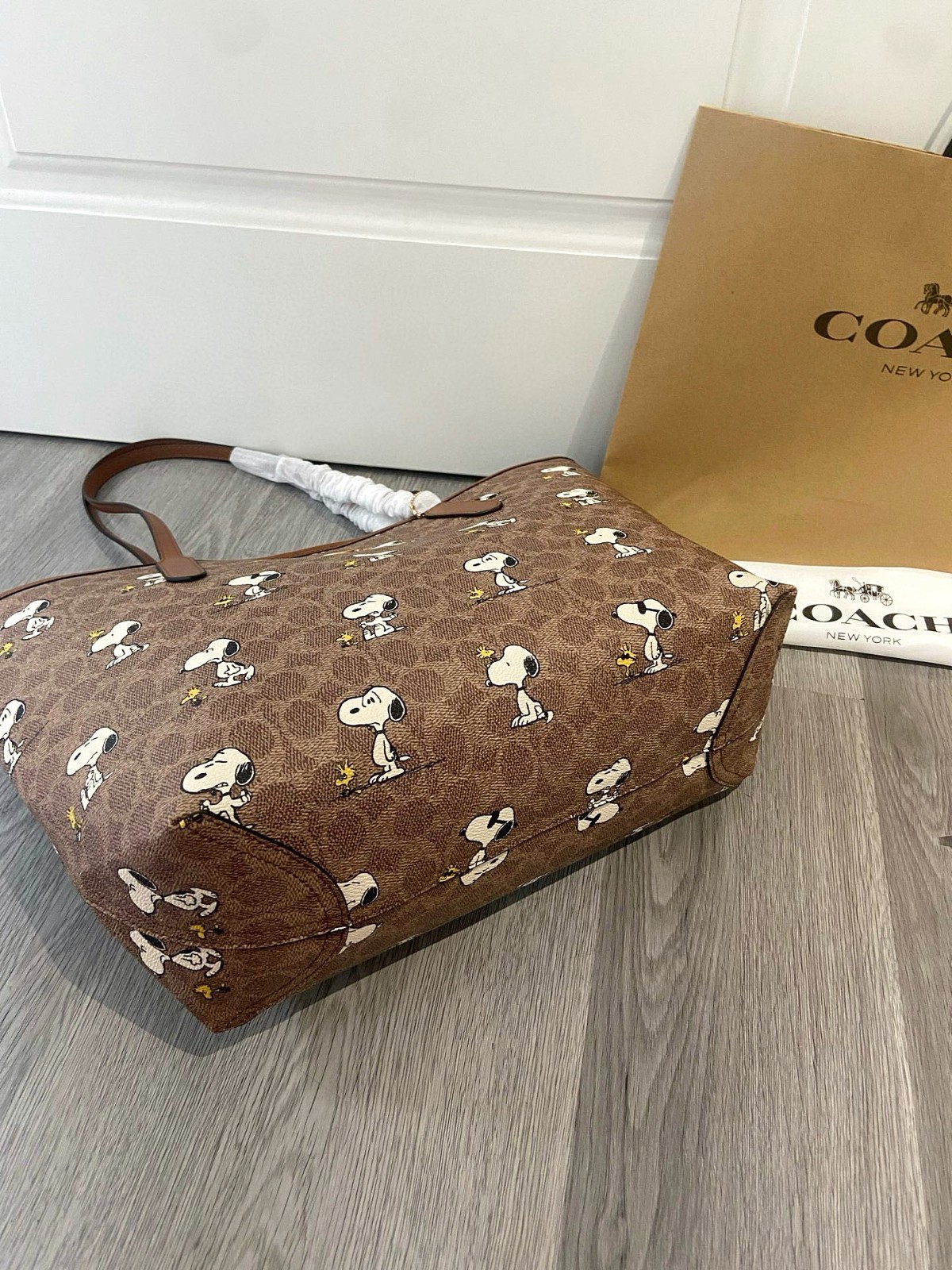 New COACH x PEANUTS CBJ89 City Tote Bag Signature Coated Canvas Snoopy OutletNEW