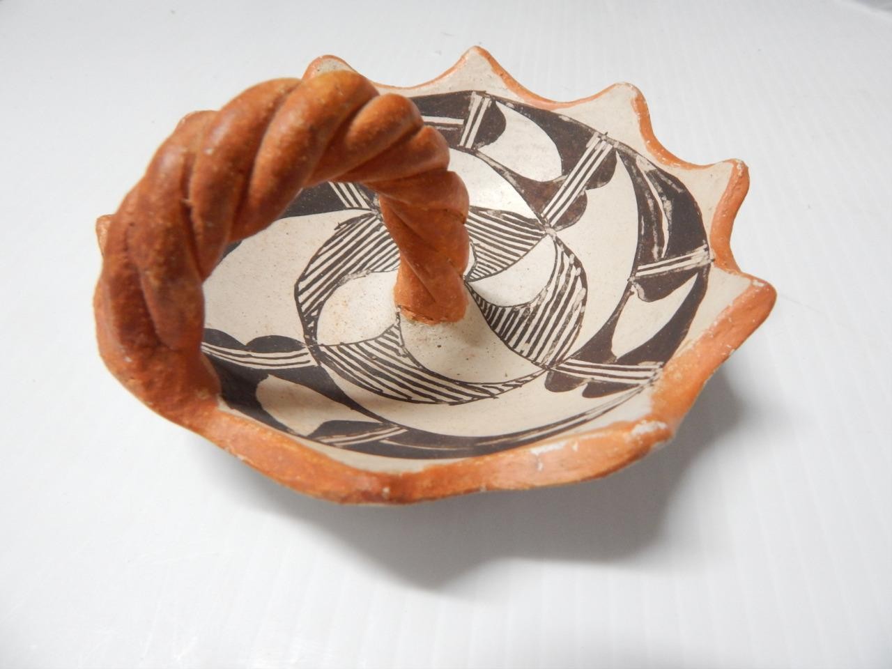 VINTAGE ANTIQUE ACOMA PUEBLO INDIAN POTTERY HANDLED SCALLOPED EDGE POT - NICE !