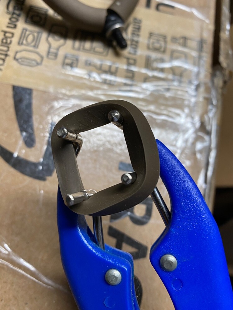 String Swing Guitar Rubber Security Keeper Ring CC10 Stretcher Tool Wall Hanger