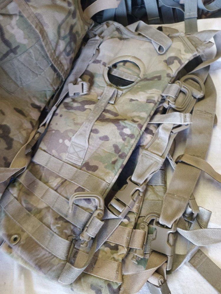 US Military Issue Multicam MOLLE II Hydration System Carrier Used