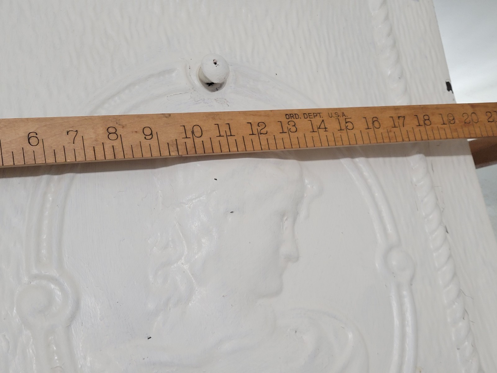 EXQUISITE~ CHIPPY WHITE ANTIQUE ART NOUVEAU LADY TIN FIREPLACE SUMMER COVER 26"