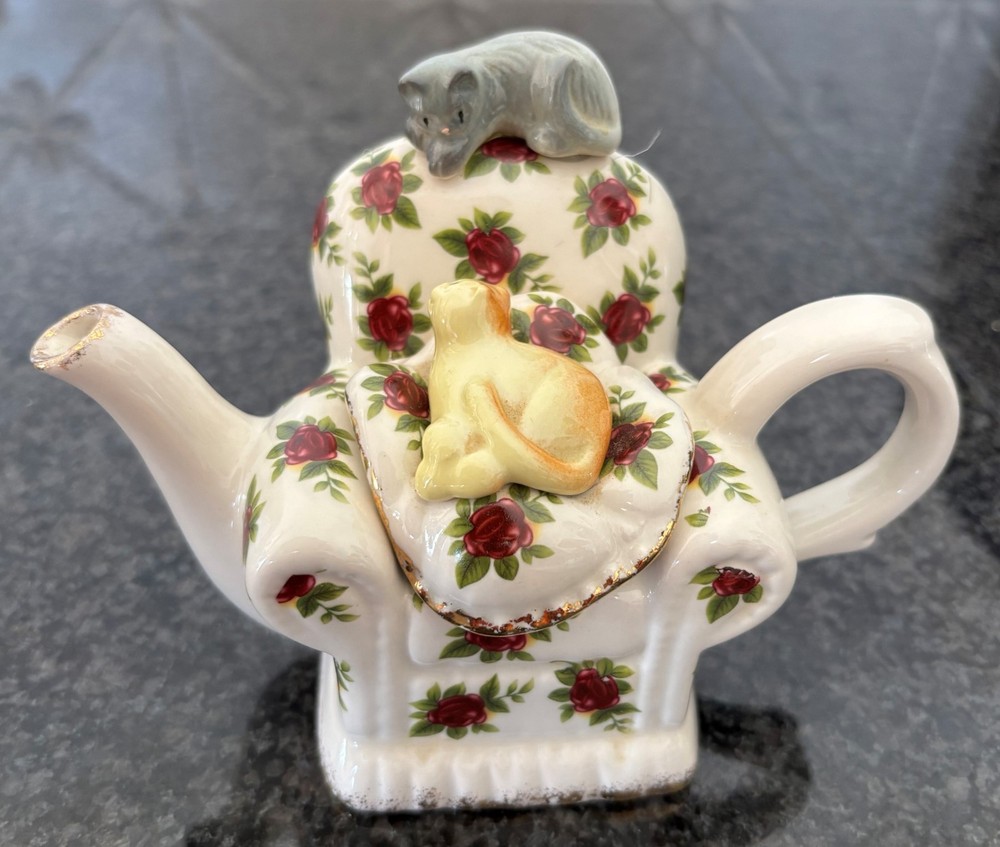 Royal Albert Miniature Tea Pot, Two Cats Playing