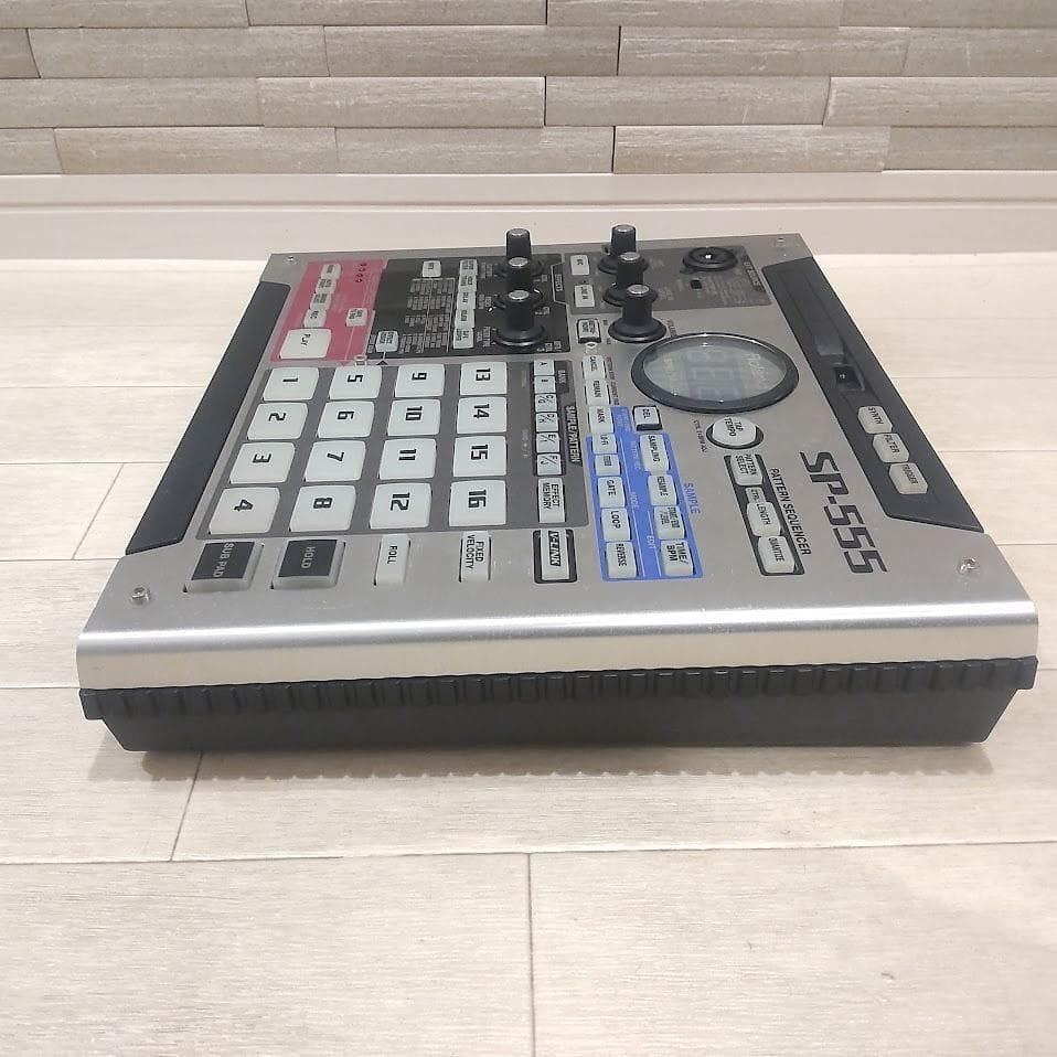 ROLAND SP-555 DJ SAMPLER PERFORMANCE EFFECTS SAMPLING WORKSTATION WITH BOX