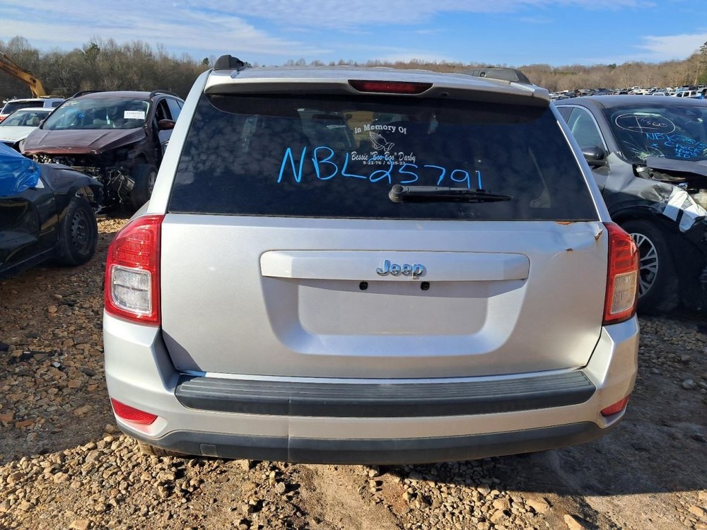 COMPASS 2011 Glove Box 4893478