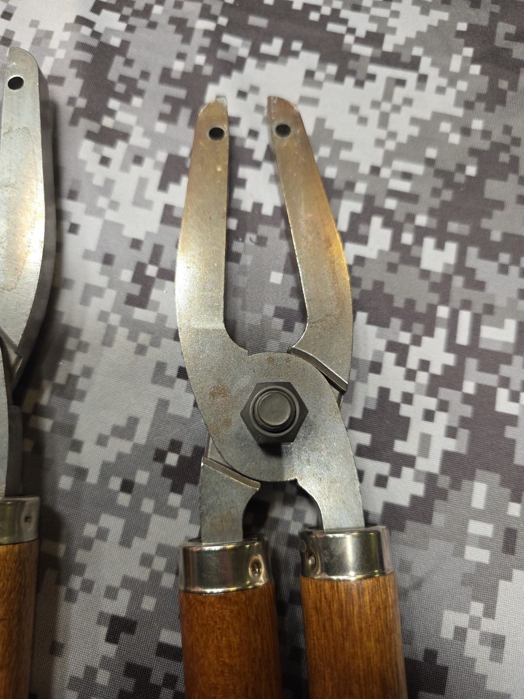 1 SET OF LEE 6 CAVITY BULLET MOULD HANDLES LEAD MOULD HANDLE ONE HANDLE