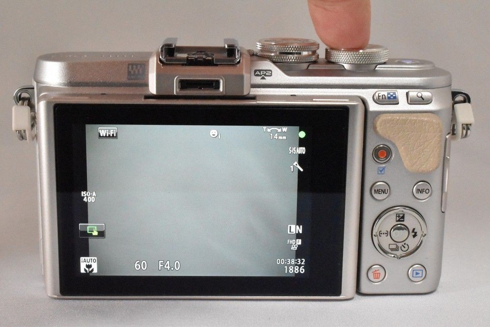 OLYMPUS PEN E-PL8 White Lens Kit