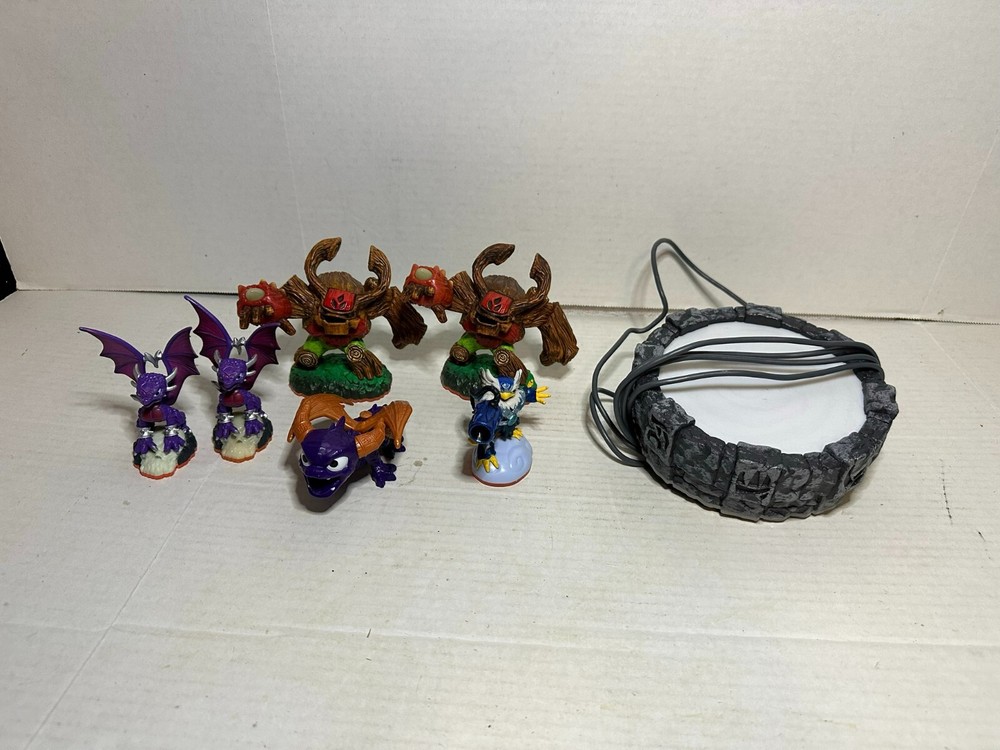 Skylanders Figure and Base Used lot