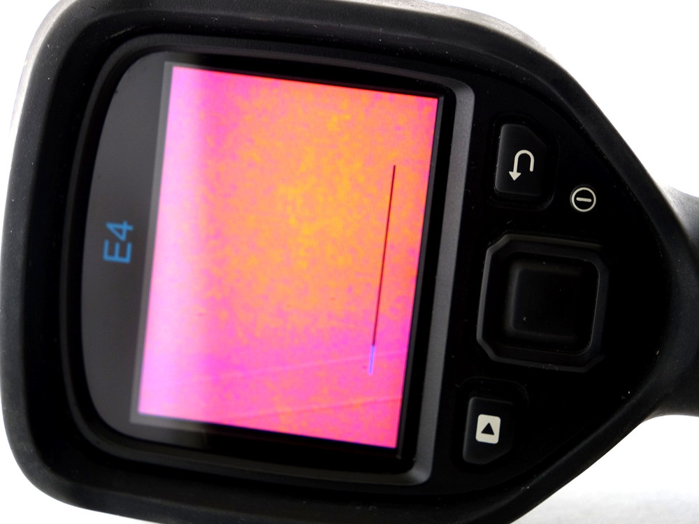 FLIR E4 Compact Thermal Imaging Camera WiFi with 2 batteries, USB cord