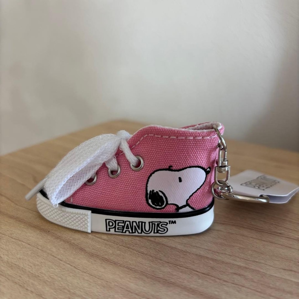 Snoopy sneaker color keychain Used