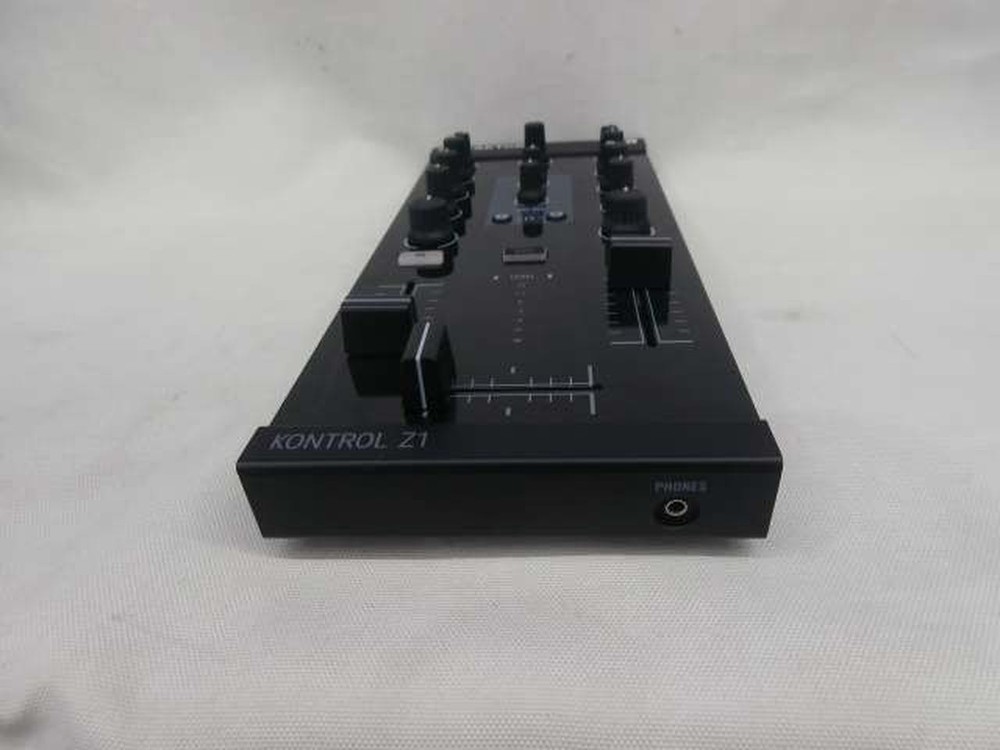 Native Instruments TRAKTOR KONTROL Z1 DJ Mixer Controller Effector