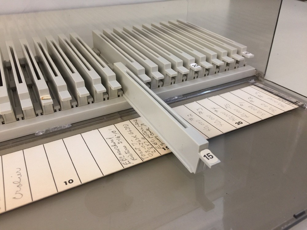 Apple MediaMate DiscFinder 25 CD Floppy Disk File Contaner