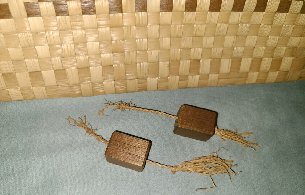 Vintage woven straw rectangular hand bag / clutch purse, zipper top closure