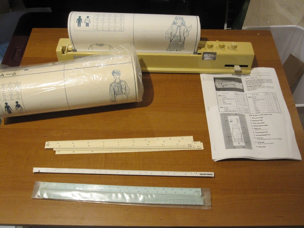 Silver Reed Singer Studio Knitting Machine Knit Radar KR-7 with Patterns, Extra