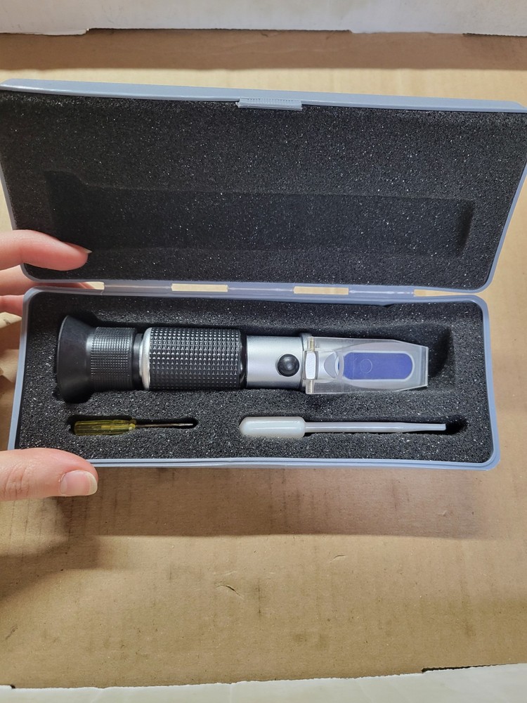 Hand/Portable Refractometer (Features ATC)