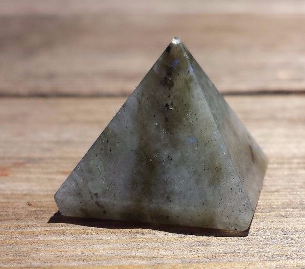 NATURAL LABRADORITE SMALL GEMSTONE PYRAMID 20-22mm