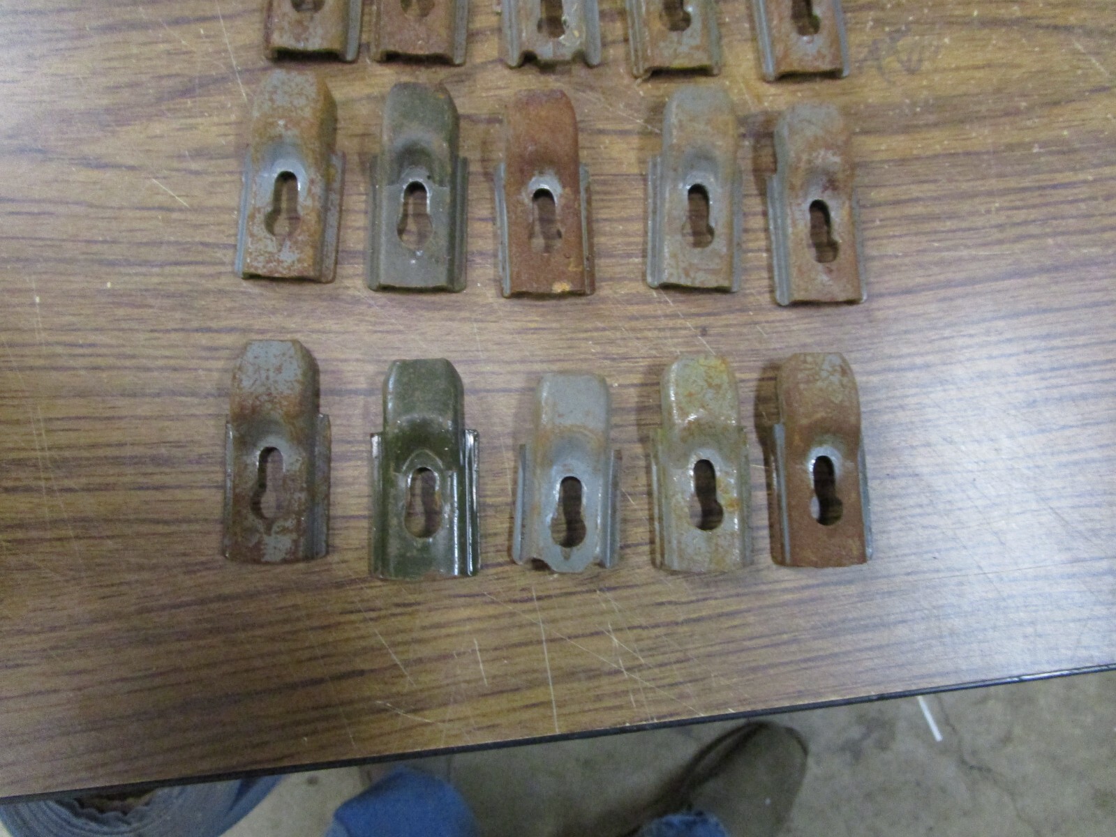 Lot Of 20 Old Style Lyons Model 4000 Shelving Clips