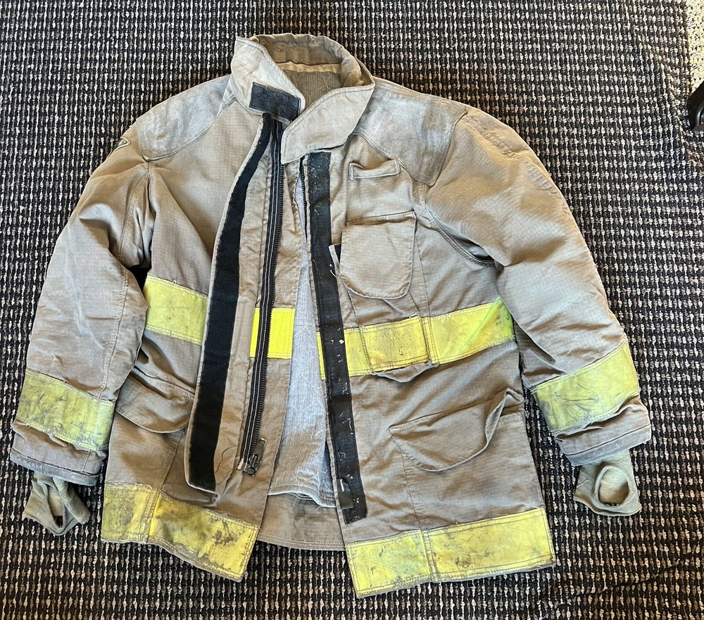 Firefighter Turnout Bunker Jacket Fire Coat Size 4232R Removable liner