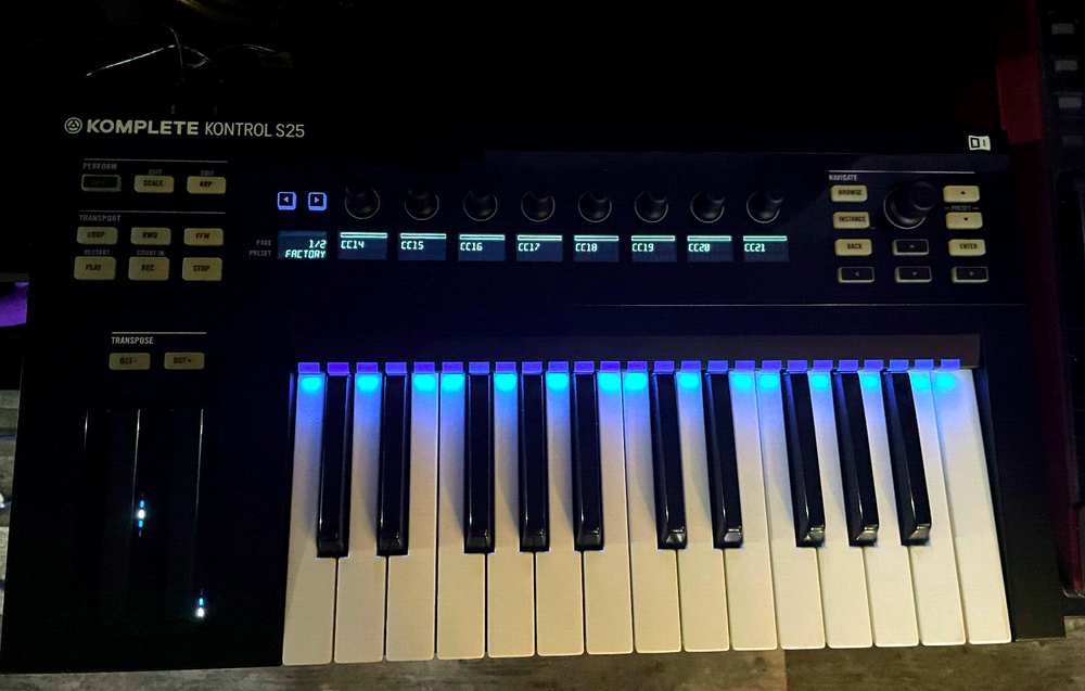NI Komplete Kontrol S25 Midi Keyboard Controller w/ Adapter, USB and Software