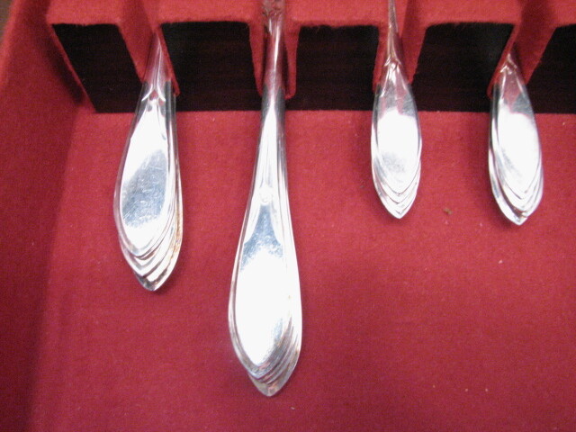 Wm Rogers Mfg Co Set 32 pcs Silver Plated Flatware Pickwick w/Box