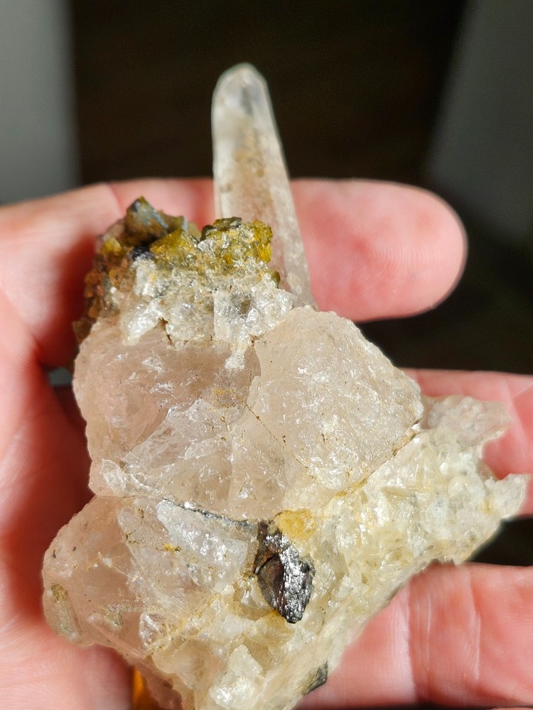 Quartz, Siderite, Fluorescent Apatite, Peru
