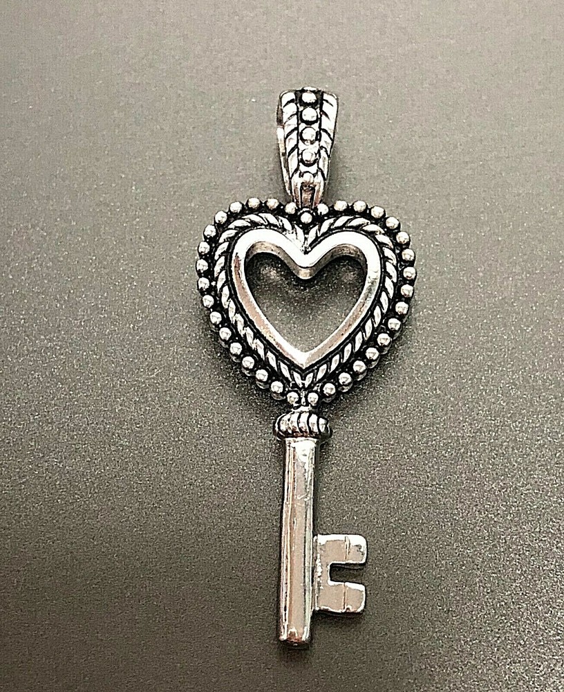 ATTRACTIVE TWISTED ROPE STERLING SILVER OPEN KEY PENDANT