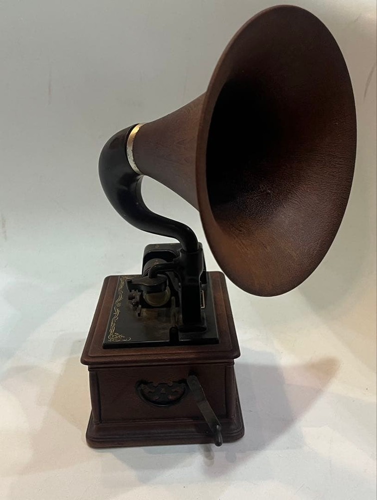 Gramophone-shaped music box Edison Opera made by Technics accessory box