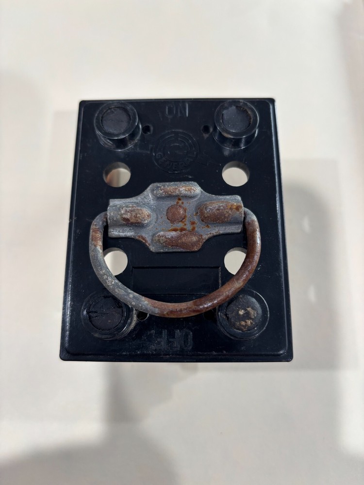 GENERAL SWITCH CORP 60 AMP FUSE PULL OUT HORIZONTAL SLOT