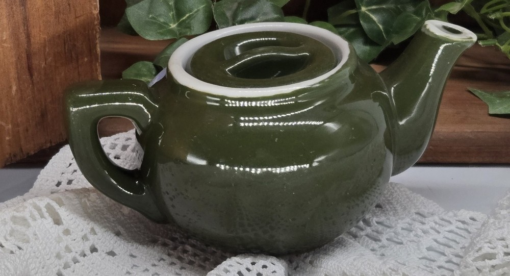ceramic tea pot w/ fall barn (26089) hand painted