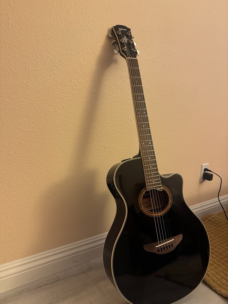 Yamaha APX700II - Black