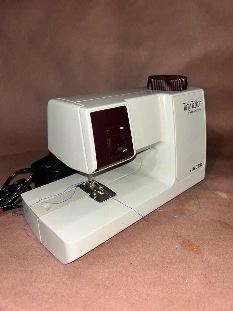 Singer Tiny Tailor Mending Machine (TESTED WORKS)