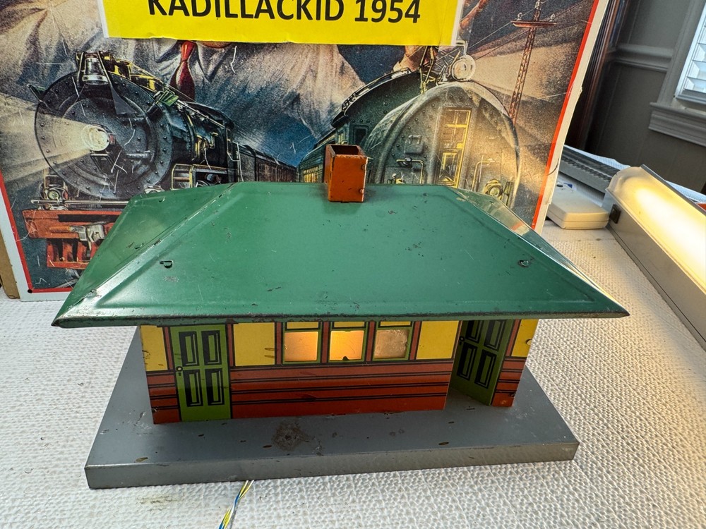 🚂 O SCALE- LIGHTED TIN LITHO TRAIN STATION 💥 L2221