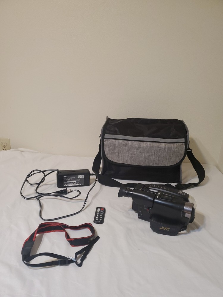 JVC Compact VHS Camcorder  GR-AXM900U TESTED, read description
