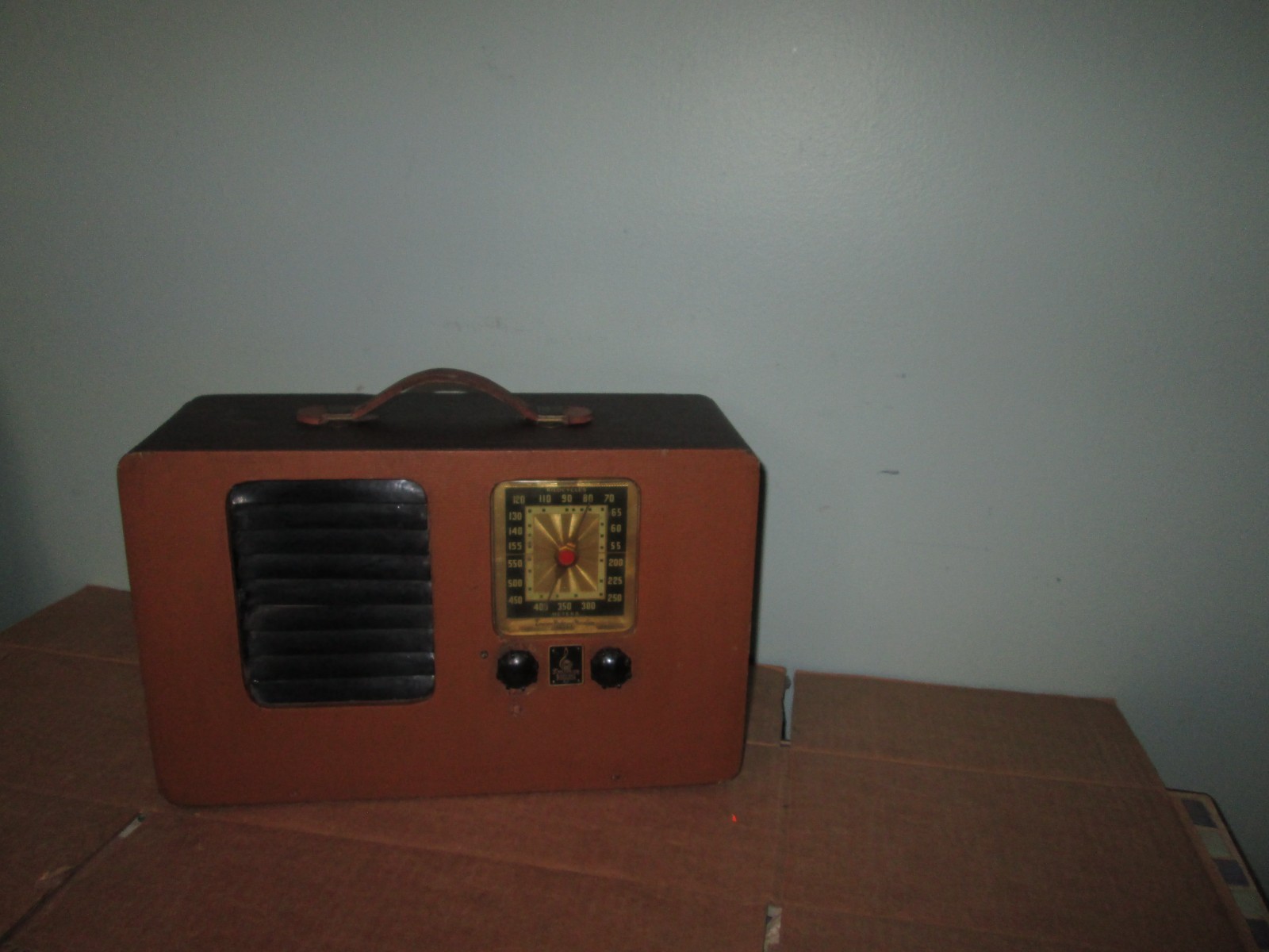 Vintage Emerson Suitcase AM Tube Radio AM Radio 1940's RARE