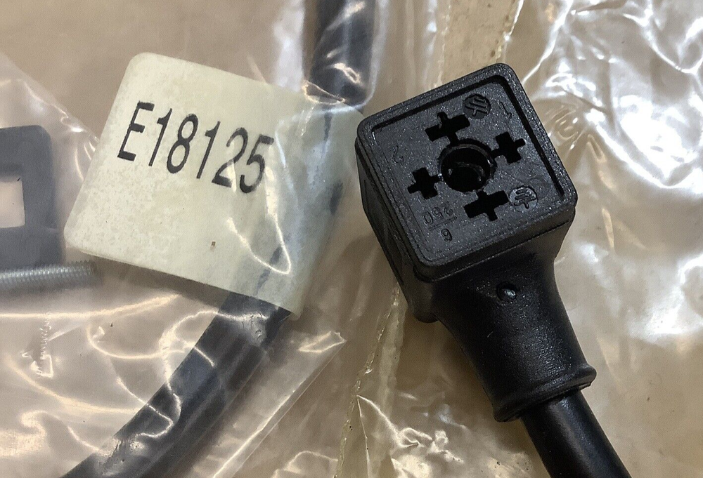 IFM Efector E18125 PROXIMITY CABLE ASSEMBLY (SET OF 2) **NEW**