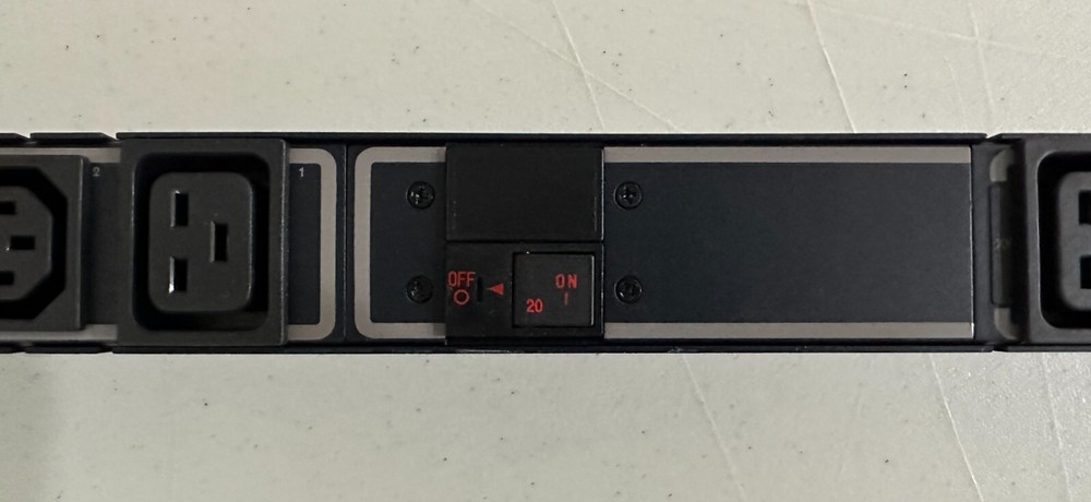 SERVER TECHNOLOGY SENTRY CABINET DISTRIBUTION UNIT CSG-24VYM411A1